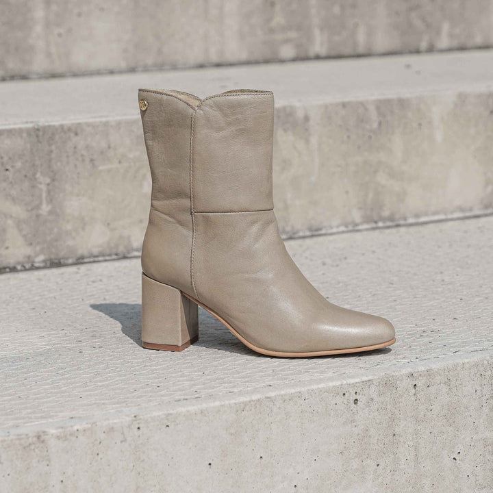 PERLA BOOT  Taupe Leather