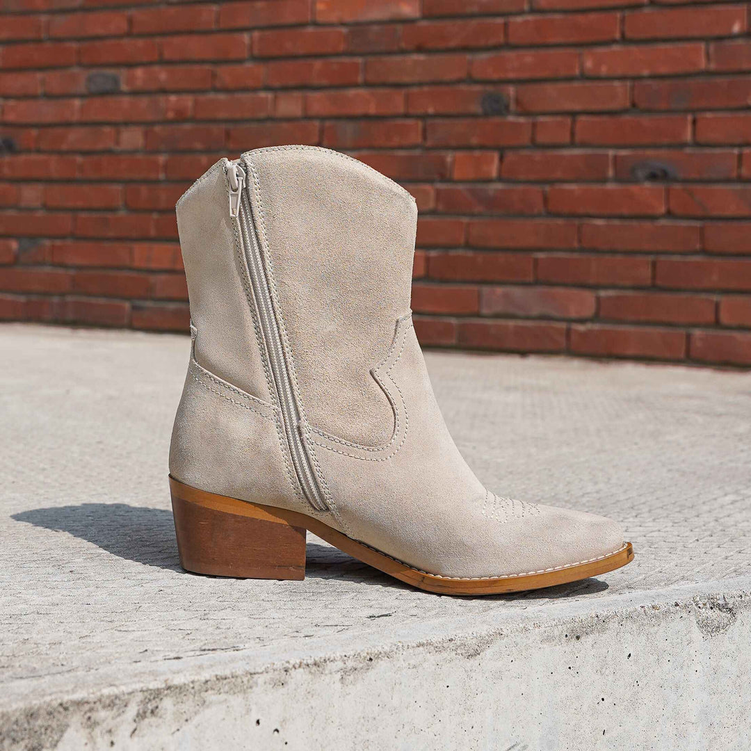 MINT WESTERN BOOT Off White Suede